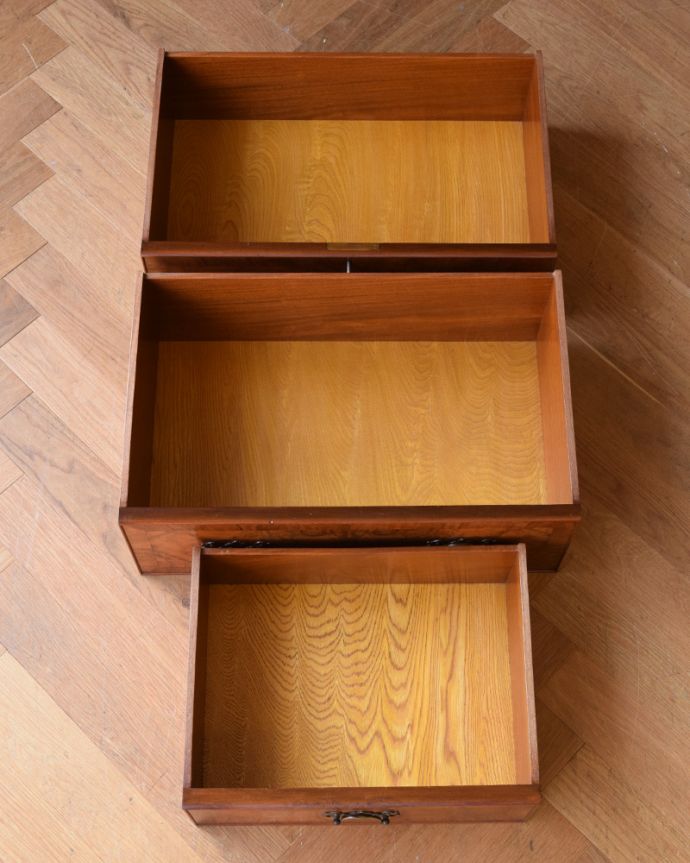 アンティークのキャビネット　アンティーク家具　憧れのシノワズリデザイン、高級な雰囲気漂う英国アンティークのブックケース（ウォルナット材）。引き出しが３杯付いています。(q-855-f)