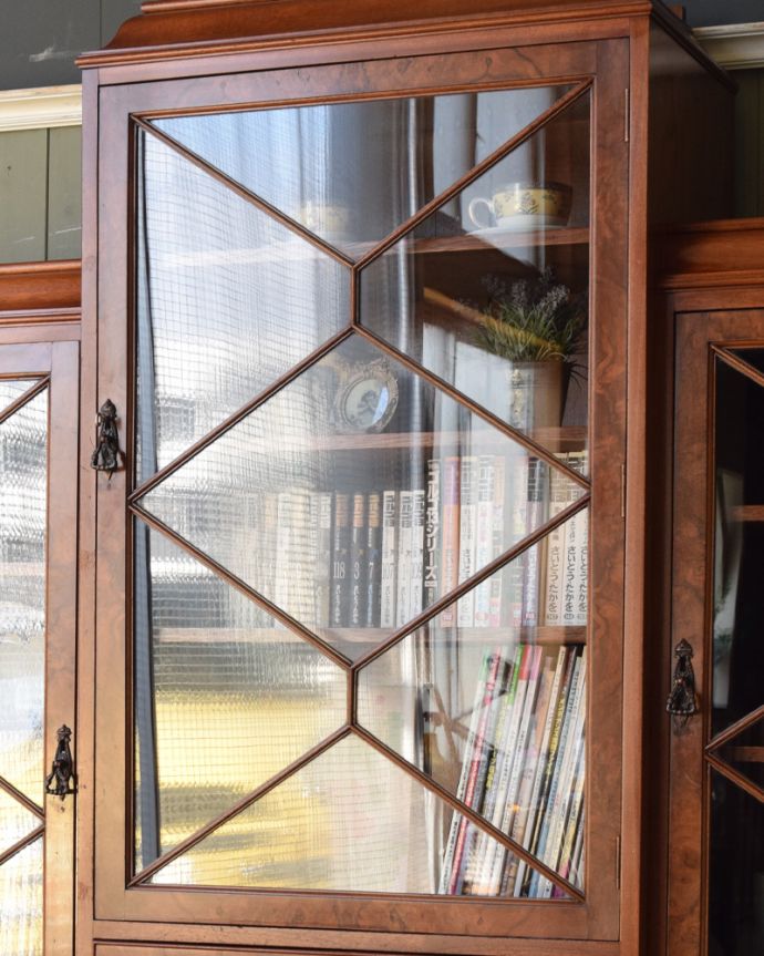 アンティークのキャビネット　アンティーク家具　憧れのシノワズリデザイン、高級な雰囲気漂う英国アンティークのブックケース（ウォルナット材）。木の装飾が上品なアクセントになっています。(q-855-f)