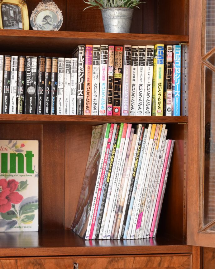 アンティークのキャビネット　アンティーク家具　憧れのシノワズリデザイン、高級な雰囲気漂う英国アンティークのブックケース（ウォルナット材）。雑誌や漫画もたっぷり収納できます。(q-855-f)