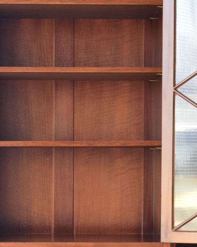 アンティークのキャビネット　アンティーク家具　憧れのシノワズリデザイン、高級な雰囲気漂う英国アンティークのブックケース（ウォルナット材）。内側はキレイな状態です。(q-855-f)