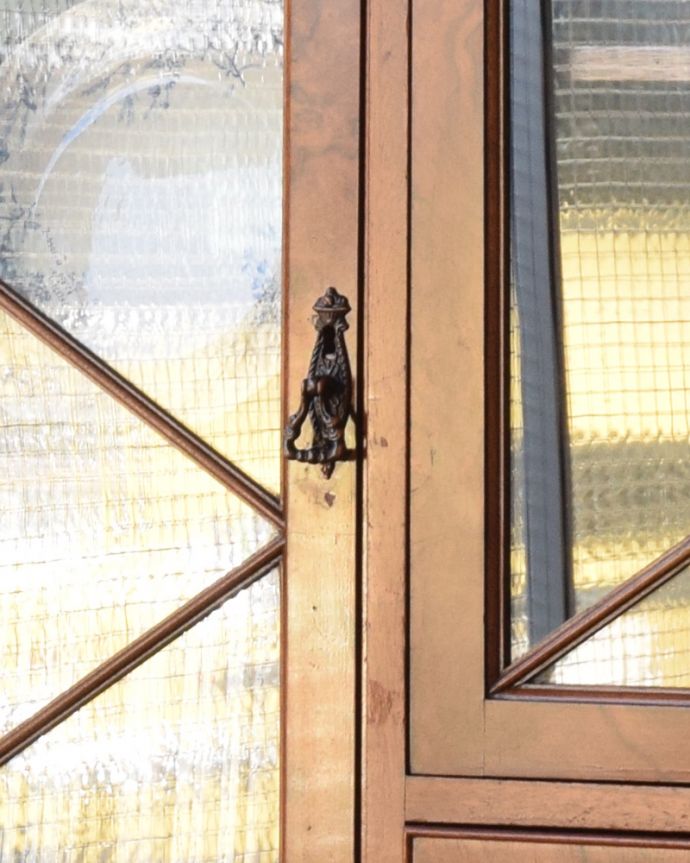 アンティークのキャビネット　アンティーク家具　憧れのシノワズリデザイン、高級な雰囲気漂う英国アンティークのブックケース（ウォルナット材）。扉の取っ手も、形、装飾共に言うことなしの美しいデザイン。(q-855-f)