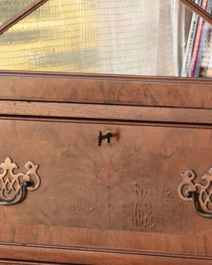 アンティークのキャビネット　アンティーク家具　憧れのシノワズリデザイン、高級な雰囲気漂う英国アンティークのブックケース（ウォルナット材）。中央の上段の引き出しのみ、鍵穴が付いています。(q-855-f)