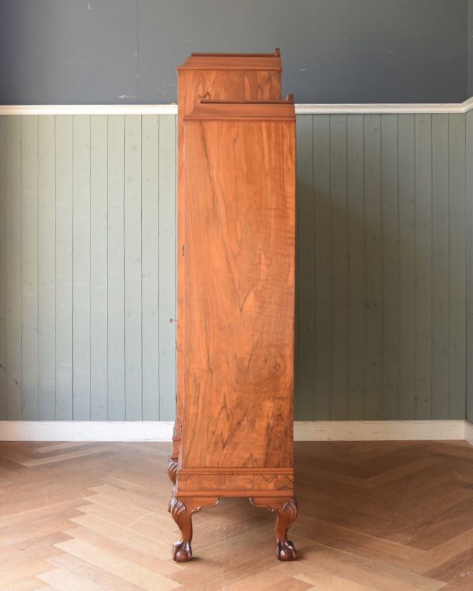 アンティークのキャビネット　アンティーク家具　憧れのシノワズリデザイン、高級な雰囲気漂う英国アンティークのブックケース（ウォルナット材）。横から見てもピカピカです。(q-855-f)