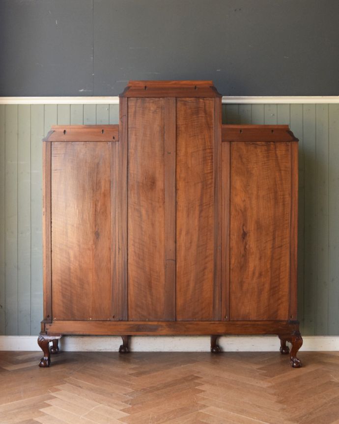 アンティークのキャビネット　アンティーク家具　憧れのシノワズリデザイン、高級な雰囲気漂う英国アンティークのブックケース（ウォルナット材）。※アンティークは新品ではないので、もちろん経年変化によるキズはありますが、専門の職人が目立たないようキレイにお直しをしているので、後姿までキレイです。(q-855-f)