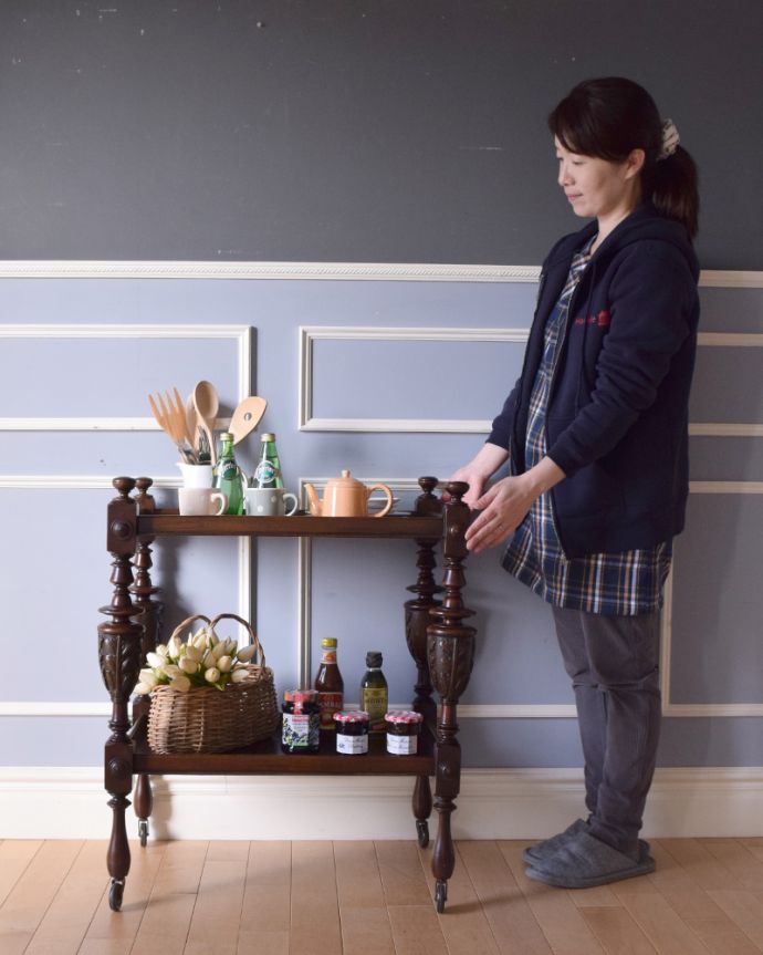 アンティークのワゴン・トローリー　アンティーク家具　美しい脚を持つトロリー（ワゴン）、オーク材のアンティーク英国家具。とっても優雅な雰囲気にうっとりしてしまいます。(q-856-f)