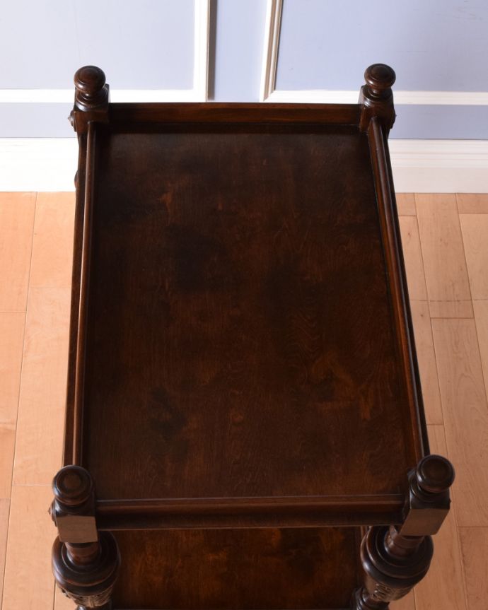 アンティークのワゴン・トローリー　アンティーク家具　美しい脚を持つトロリー（ワゴン）、オーク材のアンティーク英国家具。しっかりお直ししてあるので、天板もキレイです。(q-856-f)