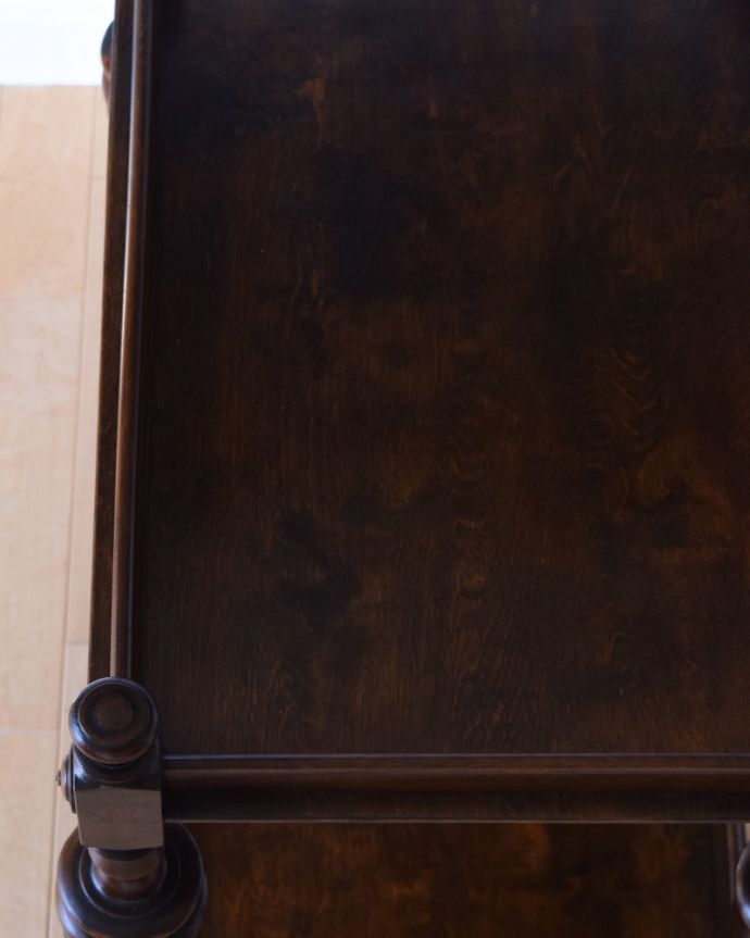 アンティークのワゴン・トローリー　アンティーク家具　美しい脚を持つトロリー（ワゴン）、オーク材のアンティーク英国家具。専門の職人がキチンとメンテナンスしておりますので、安心してお使いくださいね。(q-856-f)