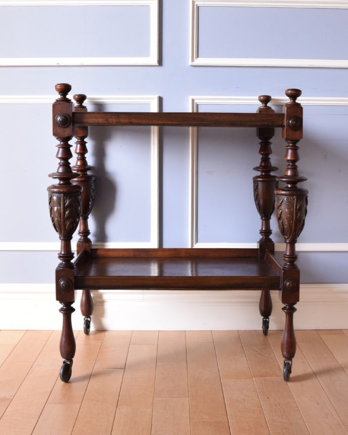 アンティークのワゴン・トローリー　アンティーク家具　美しい脚を持つトロリー（ワゴン）、オーク材のアンティーク英国家具。アンティークは新品ではないので、もちろん経年変化によるキズはありますが、専門の職人が目立たないようキレイにお直しをしているので、後姿までキレイです。(q-856-f)