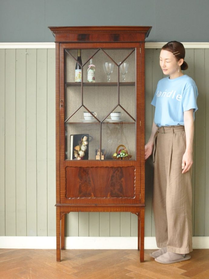 英国アンティークのガラスキャビネット