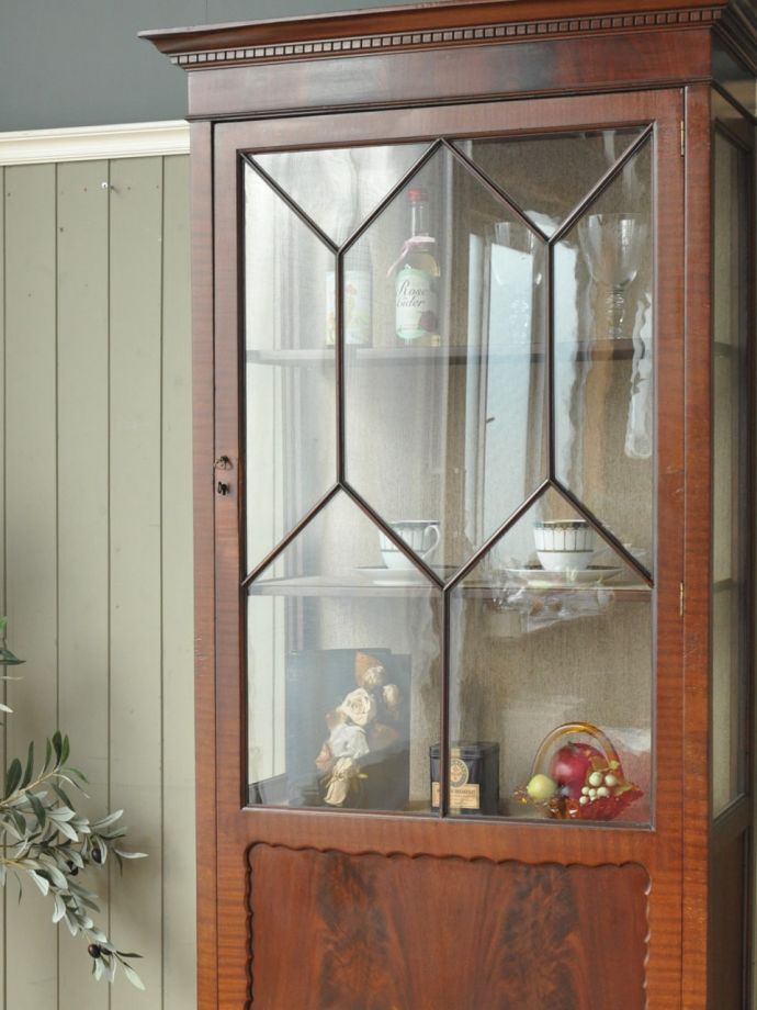 アンティーク家具らしさが漂うキャビネット