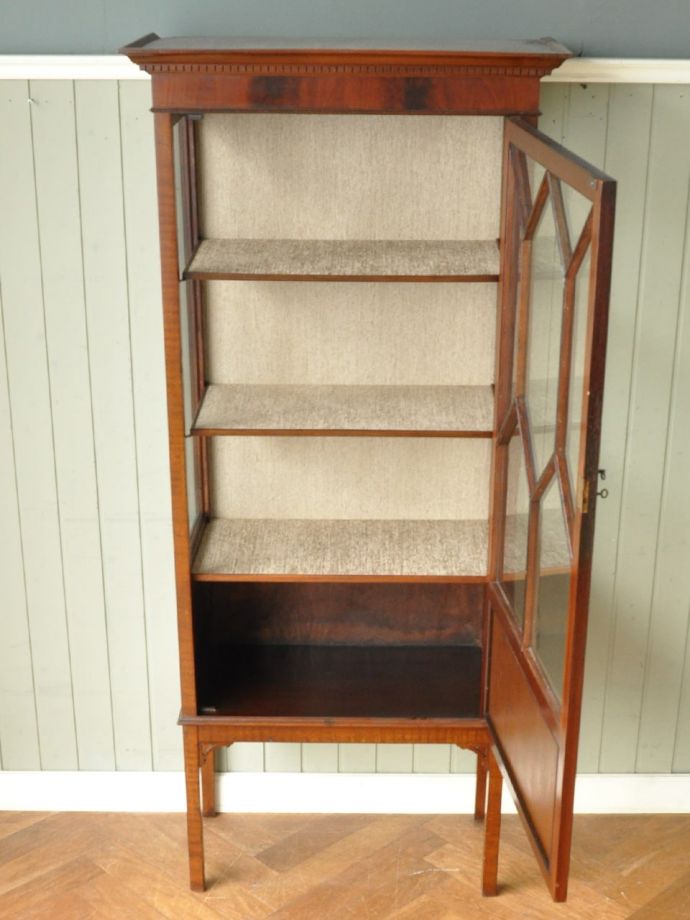 ガラスキャビネットの扉の中