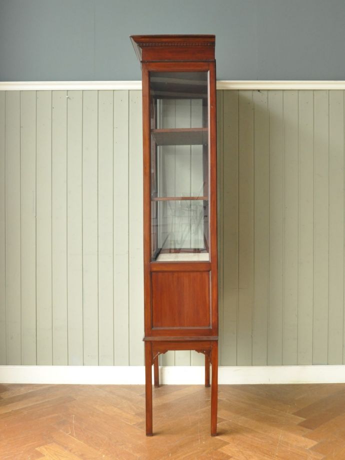 ガラスキャビネットの側面