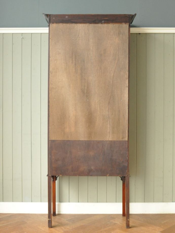 キャビネットの後ろ姿