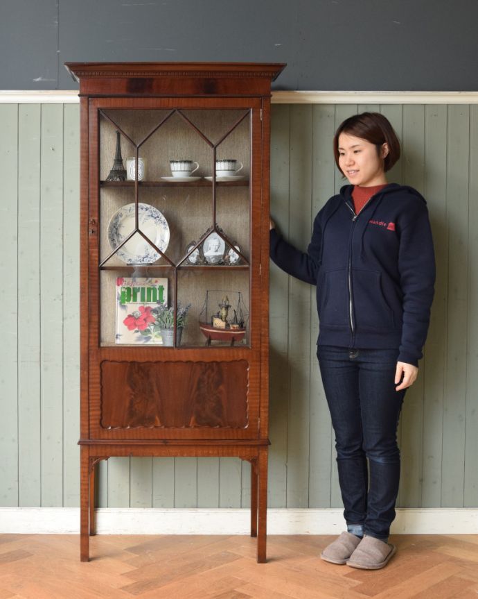 アンティークのキャビネット　アンティーク家具　英国輸入のアンティーク家具、マホガニー材のガラスキャビネット。ショーケースのように、お気に入りの雑貨や食器を並べてみましょう。(q-859-f)