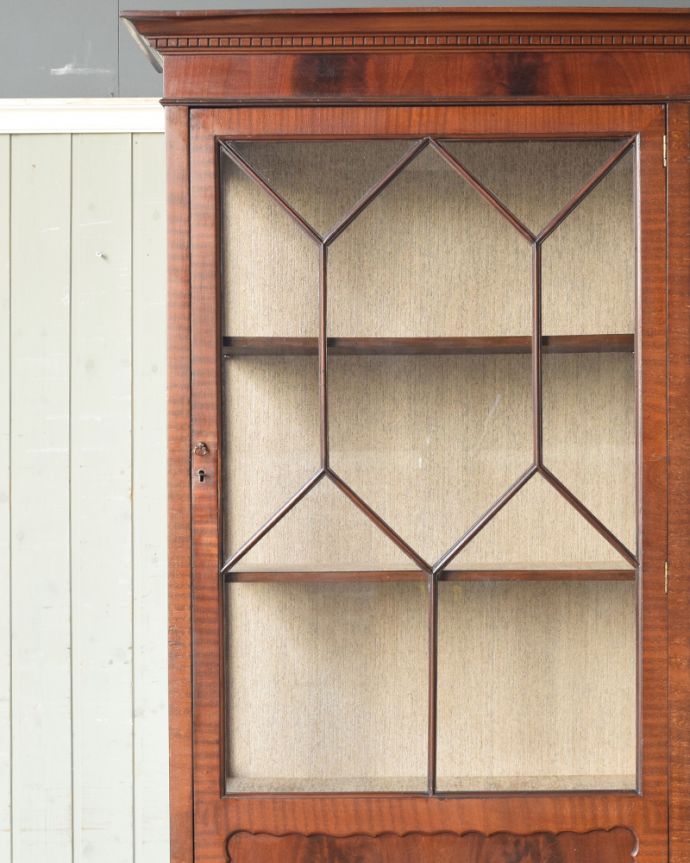 アンティークのキャビネット　アンティーク家具　英国輸入のアンティーク家具、マホガニー材のガラスキャビネット。リビングや寝室、玄関などで試してみてください。(q-859-f)