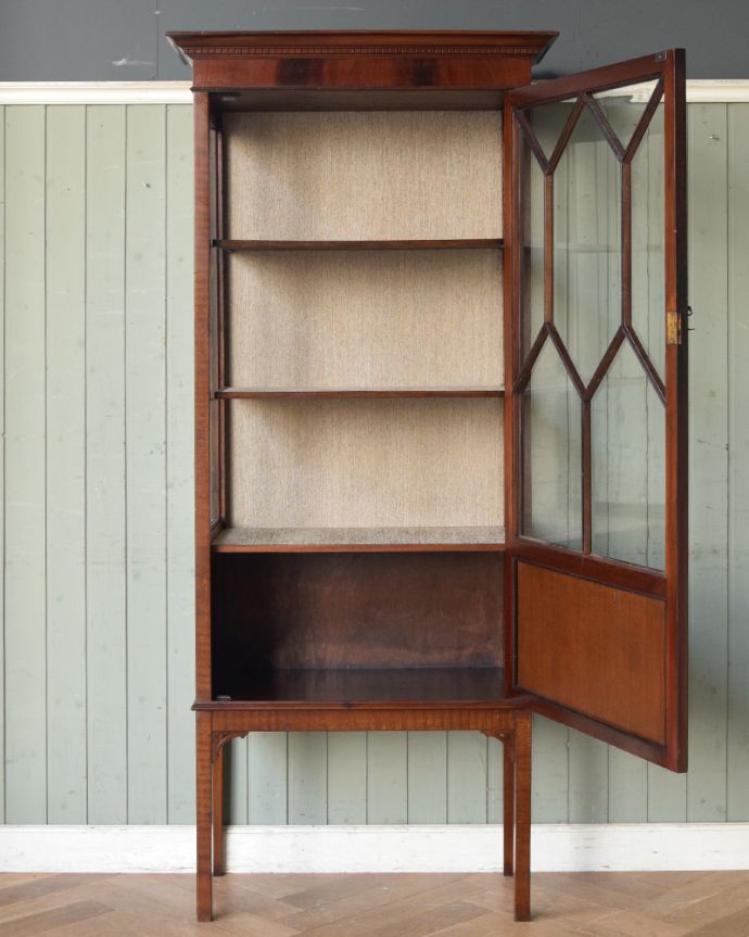 アンティークのキャビネット　アンティーク家具　英国輸入のアンティーク家具、マホガニー材のガラスキャビネット。お客様用のコーヒーカップや引き出物の大切な食器などを飾りながら収納してみましょう。(q-859-f)