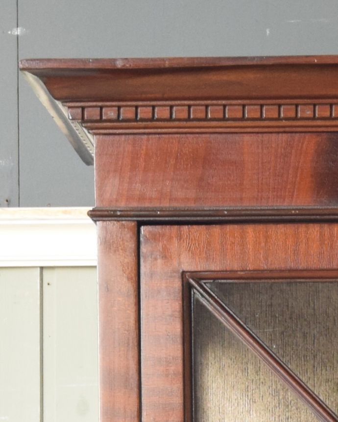 アンティークのキャビネット　アンティーク家具　英国輸入のアンティーク家具、マホガニー材のガラスキャビネット。風格と品があるので、リビングはもちろん、和室や書斎、客間にも最適。(q-859-f)