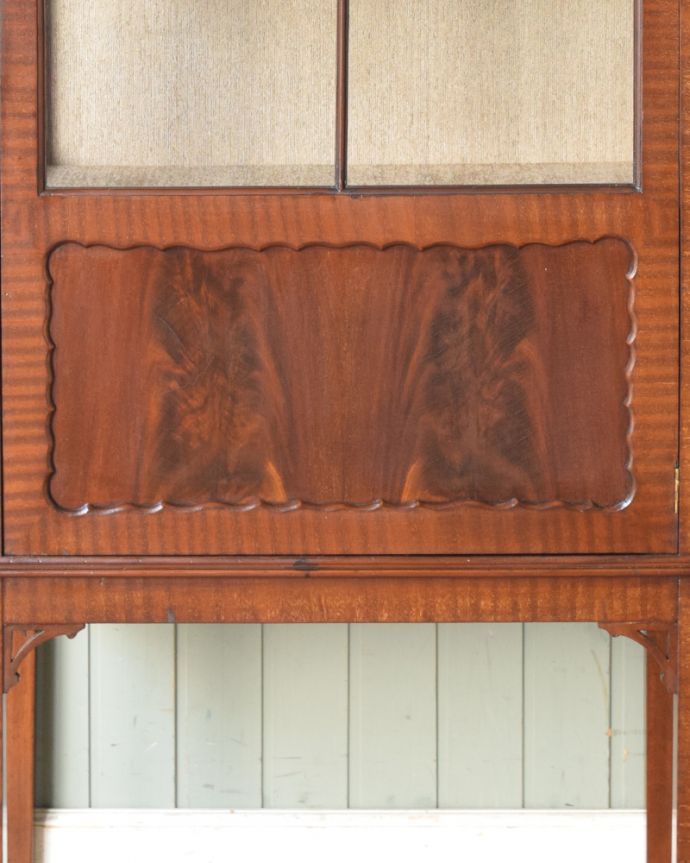 アンティークのキャビネット　アンティーク家具　英国輸入のアンティーク家具、マホガニー材のガラスキャビネット。ポイントになる彫が入っています。(q-859-f)