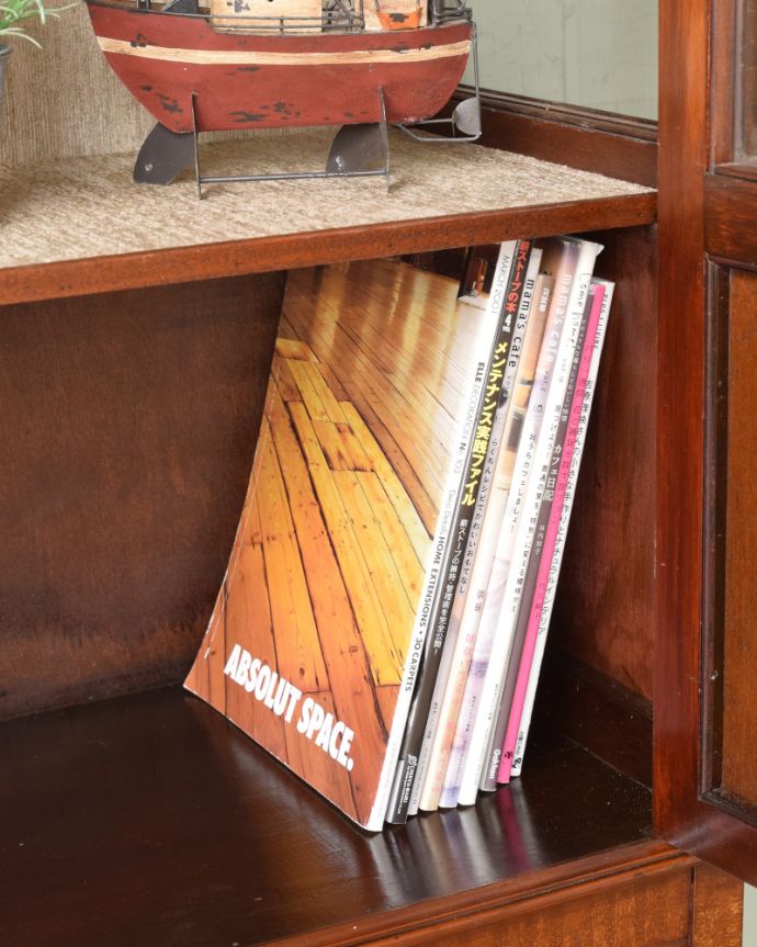 アンティークのキャビネット　アンティーク家具　英国輸入のアンティーク家具、マホガニー材のガラスキャビネット。雑誌や本を収納できます。(q-859-f)