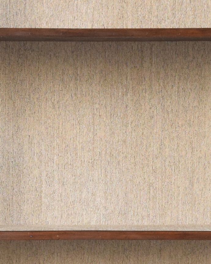 アンティークのキャビネット　アンティーク家具　英国輸入のアンティーク家具、マホガニー材のガラスキャビネット。柄物の食器やお気に入りのアイテムが引き立つような生地になっています。(q-859-f)