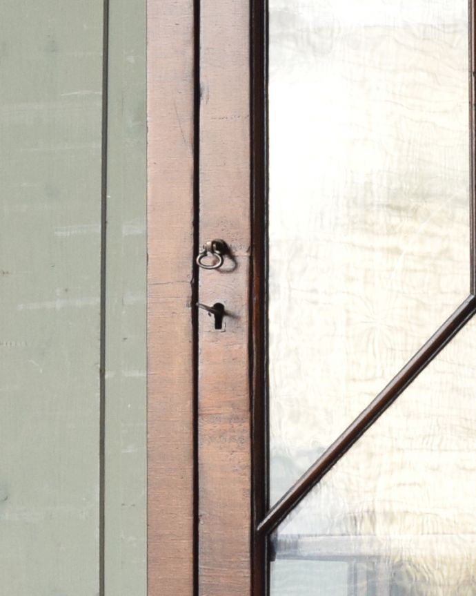 アンティークのキャビネット　アンティーク家具　英国輸入のアンティーク家具、マホガニー材のガラスキャビネット。小さな可愛い取っ手です。(q-859-f)