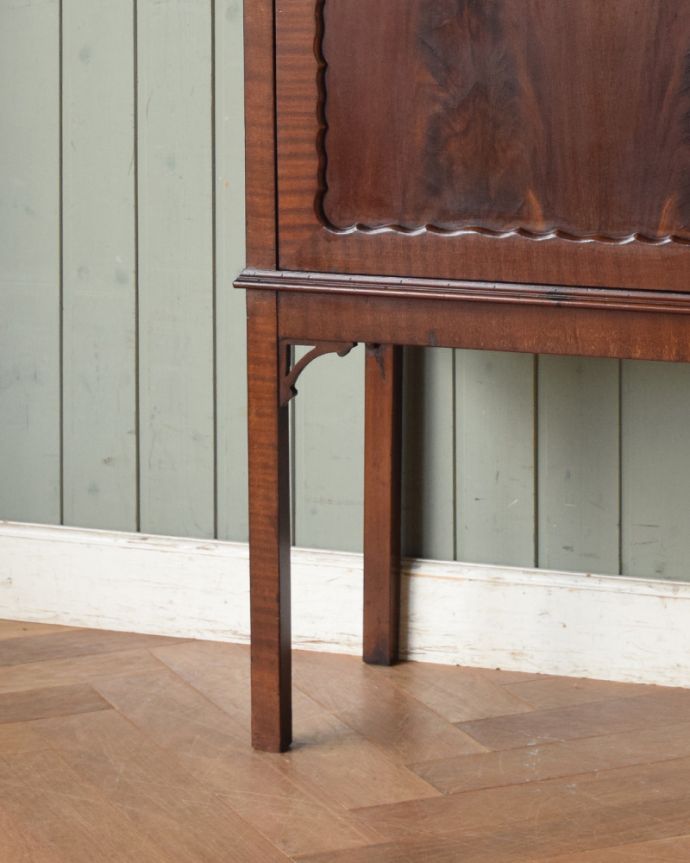 アンティークのキャビネット　アンティーク家具　英国輸入のアンティーク家具、マホガニー材のガラスキャビネット。きちんと支えます。(q-859-f)