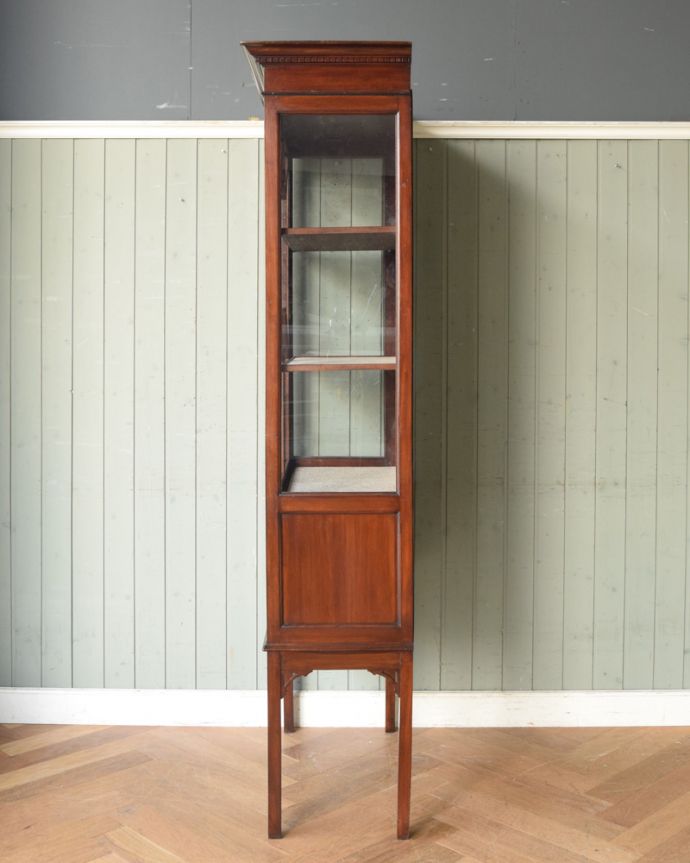 アンティークのキャビネット　アンティーク家具　英国輸入のアンティーク家具、マホガニー材のガラスキャビネット。サイドもガラス貼りが涼しげでスッキリしています。(q-859-f)