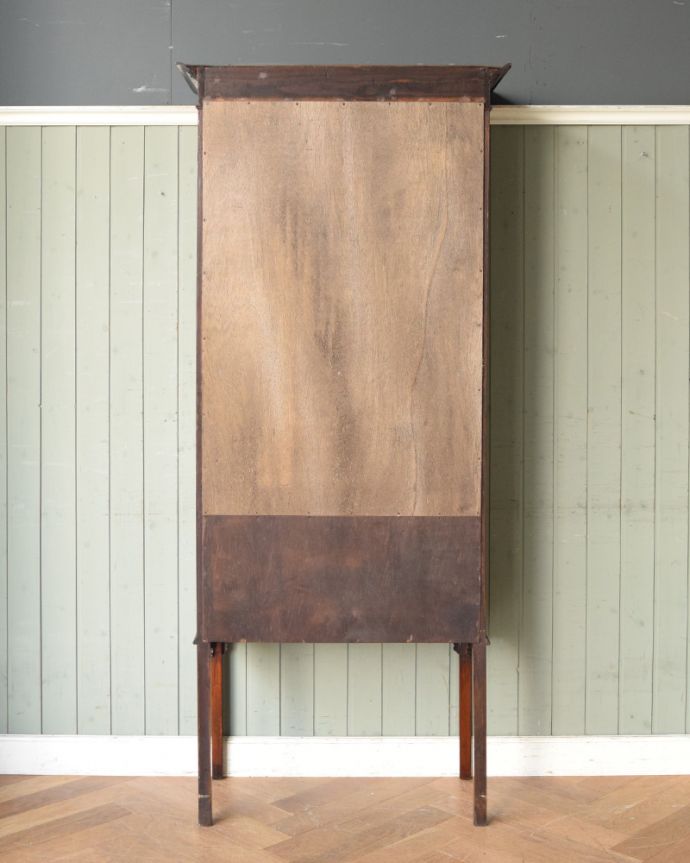 アンティークのキャビネット　アンティーク家具　英国輸入のアンティーク家具、マホガニー材のガラスキャビネット。アンティークは新品ではないので、もちろん経年変化によるキズはありますが、専門の職人が目立たないようキレイにお直しをしているので、後姿までキレイです。(q-859-f)