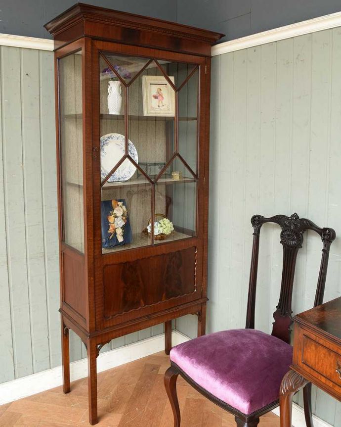 アンティークのキャビネット　アンティーク家具　英国輸入のアンティーク家具、マホガニー材のガラスキャビネット。ダイニングでもリビングでも･･･こんなにステキなキャビネットは、どんな場所でも目立っちゃう！上品な雰囲気が漂います。(q-859-f)