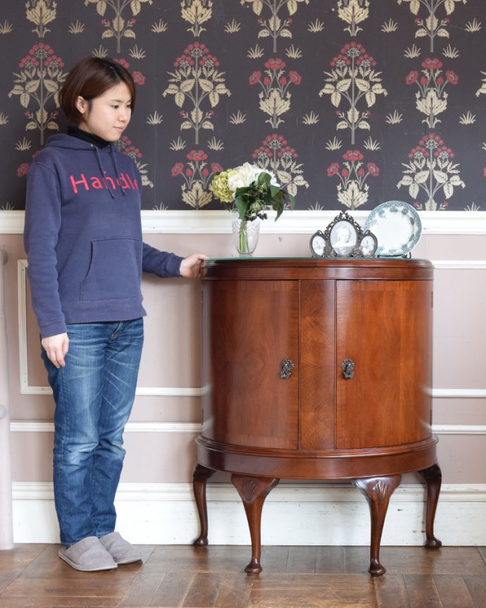 アンティークのキャビネット　アンティーク家具　ハーフムーンのカップボード、きれいなアンティーク家具。リビングの電話台にいかがでしょう？家電を置いても雰囲気が崩れないところがさすがです。(q-860-f)