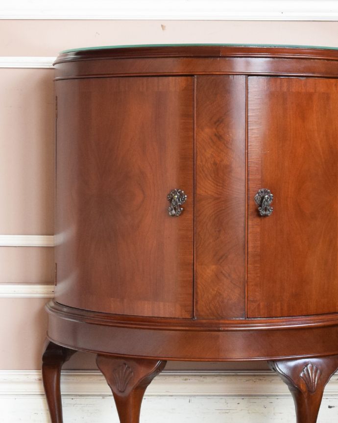 アンティークのキャビネット　アンティーク家具　ハーフムーンのカップボード、きれいなアンティーク家具。品のあるウォルナット材の木目は、落ち着きがあって優しい印象を与えてくれます。(q-860-f)