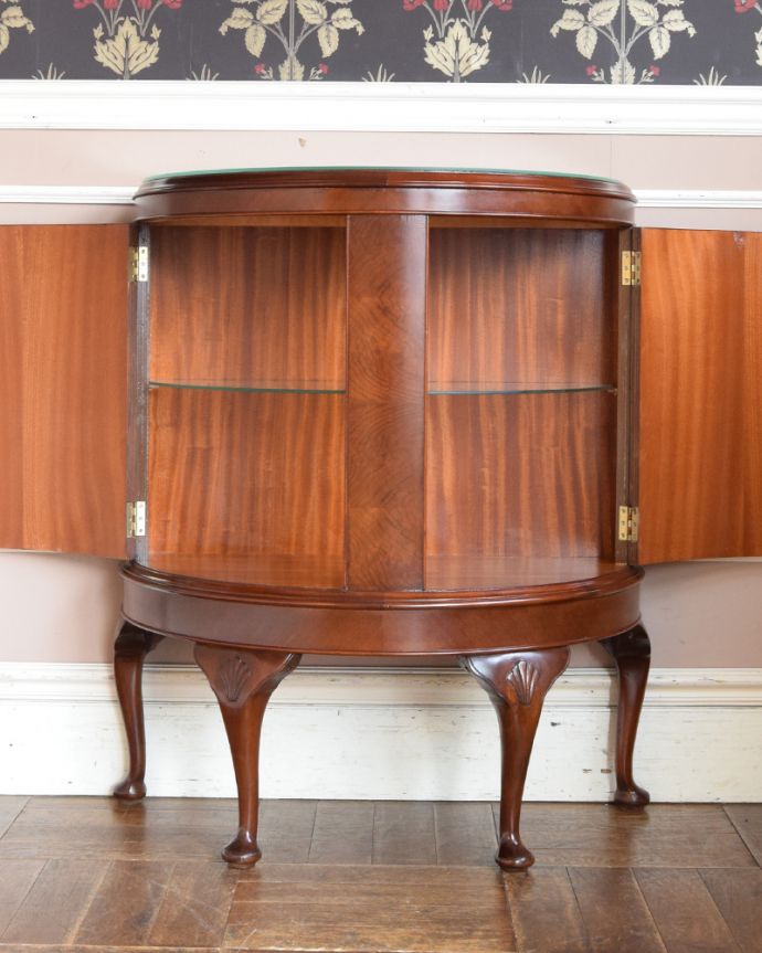 アンティークのキャビネット　アンティーク家具　ハーフムーンのカップボード、きれいなアンティーク家具。DVDやCD、漫画なども実用的に収納できます。(q-860-f)