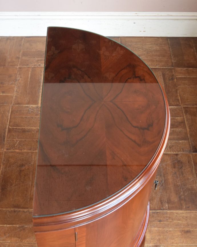 アンティークのキャビネット　アンティーク家具　ハーフムーンのカップボード、きれいなアンティーク家具。天板もキレイな状態です。(q-860-f)