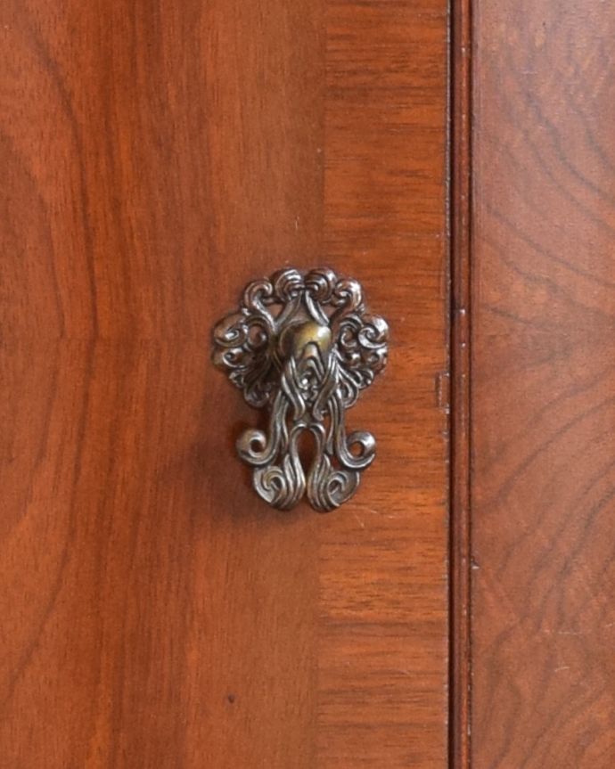 アンティークのキャビネット　アンティーク家具　ハーフムーンのカップボード、きれいなアンティーク家具。扉の取っ手です。(q-860-f)