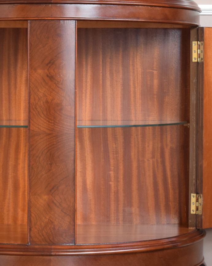 アンティークのキャビネット　アンティーク家具　ハーフムーンのカップボード、きれいなアンティーク家具。実は、棚板はガラスになっています。(q-860-f)