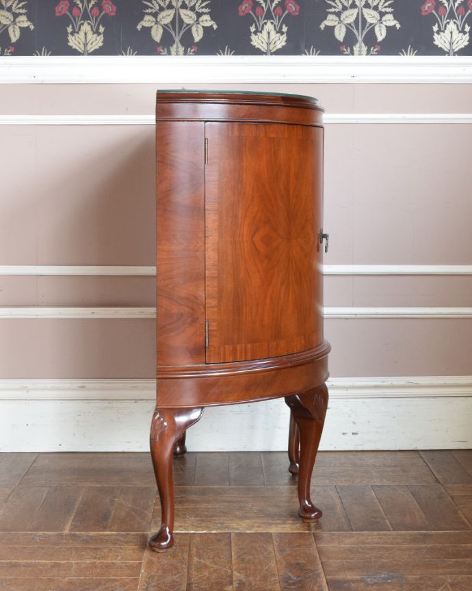 アンティークのキャビネット　アンティーク家具　ハーフムーンのカップボード、きれいなアンティーク家具。丈夫に作られているので、安心してお使いいただけます。(q-860-f)