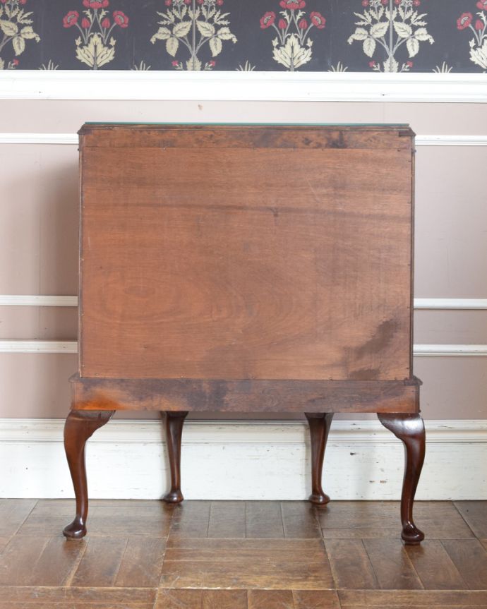 アンティークのキャビネット　アンティーク家具　ハーフムーンのカップボード、きれいなアンティーク家具。アンティークは新品ではないので、もちろん経年変化によるキズはありますが、専門の職人が目立たないようキレイにお直しをしているので、後姿までキレイです。(q-860-f)