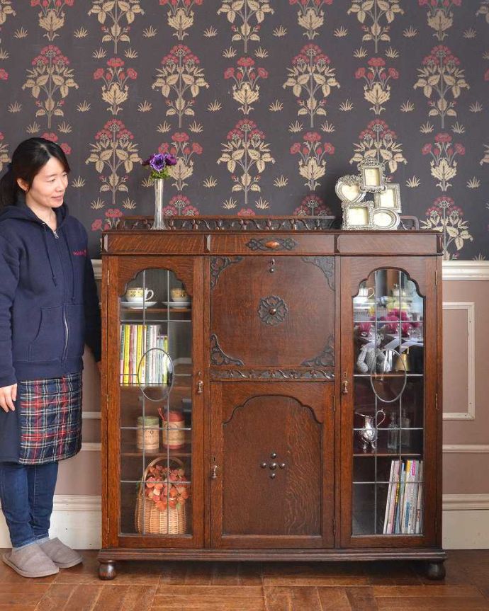 ビューロー アンティーク家具 美しいガラス扉のサイドバイサイド、イギリスのアンティーク家具。1つで3役こなしちゃう便利な家具パッと見た目はガラスキャビネットなのに、デスク機能も備えたサイドバイサイド。(q-861-f-1)