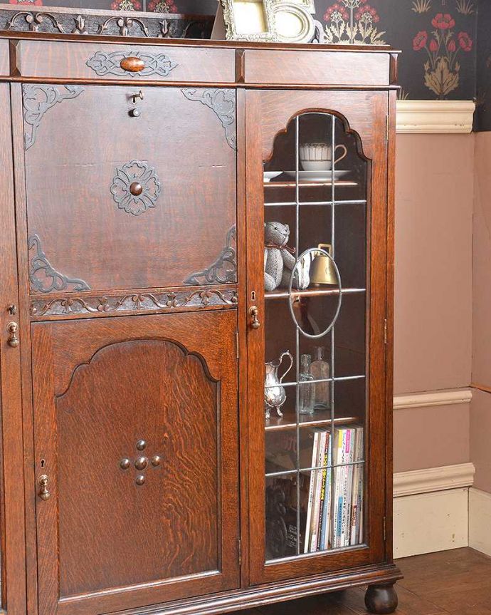 ビューロー アンティーク家具 美しいガラス扉のサイドバイサイド、イギリスのアンティーク家具。アンティークらしいガラス扉の美しさ見た目はガラス扉のキャビネット。(q-861-f-1)