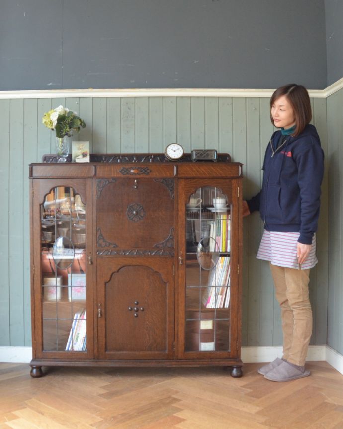 ビューロー　アンティーク家具　美しいガラス扉のサイドバイサイド、イギリスのアンティーク家具。1つで3役こなしちゃう便利な家具パッと見た目はガラスキャビネットなのに、デスク機能も備えたサイドバイサイド。(q-861-f)