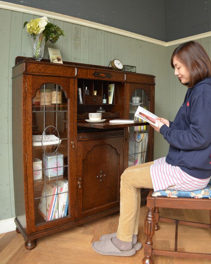 ビューロー　アンティーク家具　美しいガラス扉のサイドバイサイド、イギリスのアンティーク家具。あっという間に自分だけのデスクスペース扉を前に倒すと小さなビューローが。(q-861-f)