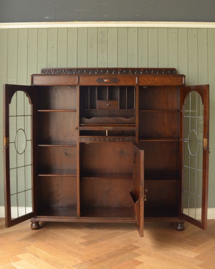 ビューロー アンティーク家具 美しいガラス扉のサイドバイサイド、イギリスのアンティーク家具。扉を開けてみると・・・専門の職人がしっかり修復したので、扉の中もこんな感じでキレイです。(q-861-f-1)