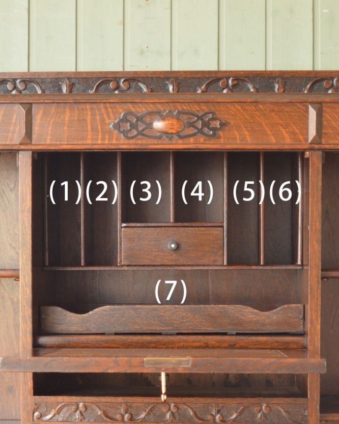 ビューロー アンティーク家具 美しいガラス扉のサイドバイサイド、イギリスのアンティーク家具。デスク部分にはお片付け上手のヒミツ細々としたものがキレイに収納できるように細かく仕切られているので、いろんなものをスッキリ片付けられます。(q-861-f-1)