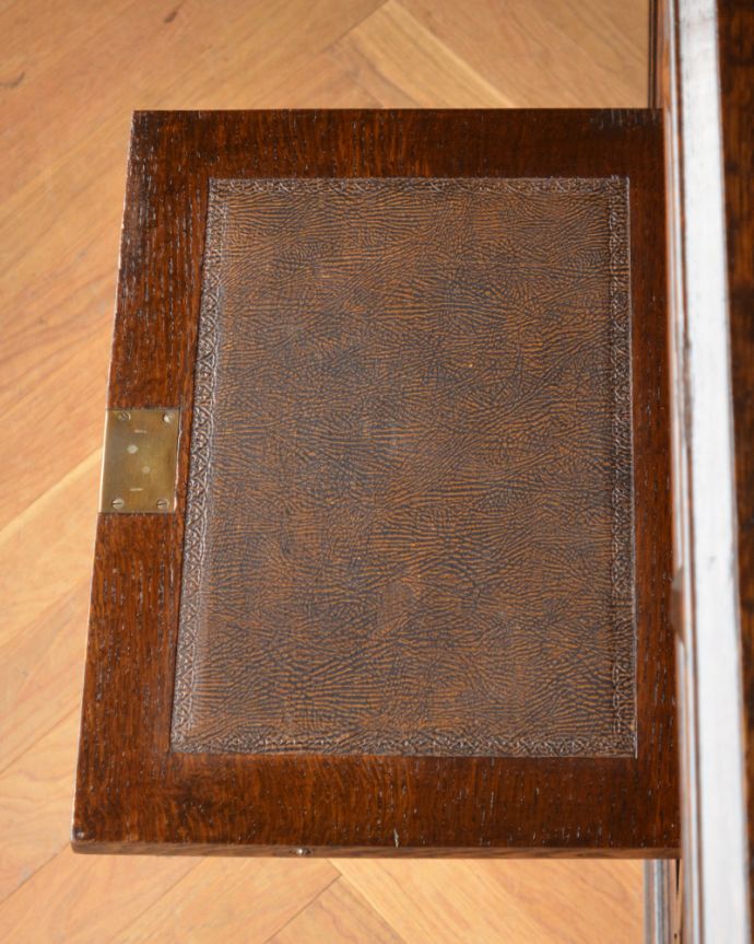 ビューロー アンティーク家具 美しいガラス扉のサイドバイサイド、イギリスのアンティーク家具。やっぱり気になるデスク部分デスク部分の天板を近づいて見てみるとこんな感じです。(q-861-f-1)