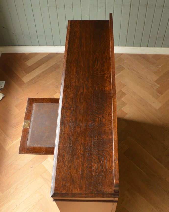 ビューロー アンティーク家具 美しいガラス扉のサイドバイサイド、イギリスのアンティーク家具。上から見てみましょう天板の上から見てみるとこんな感じで奥行きが浅い家具なんです。(q-861-f-1)