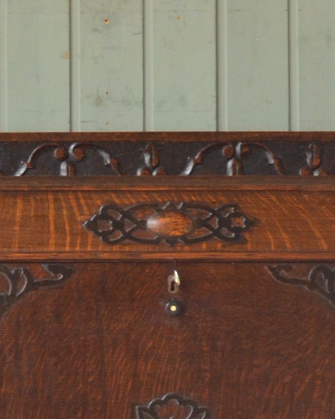 ビューロー アンティーク家具 美しいガラス扉のサイドバイサイド、イギリスのアンティーク家具。惚れ惚れしちゃう美しさこんなに堅い無垢材に一体どうやって彫ったんだろう?と不思議になるくらい細かい彫にうっとりです。(q-861-f-1)