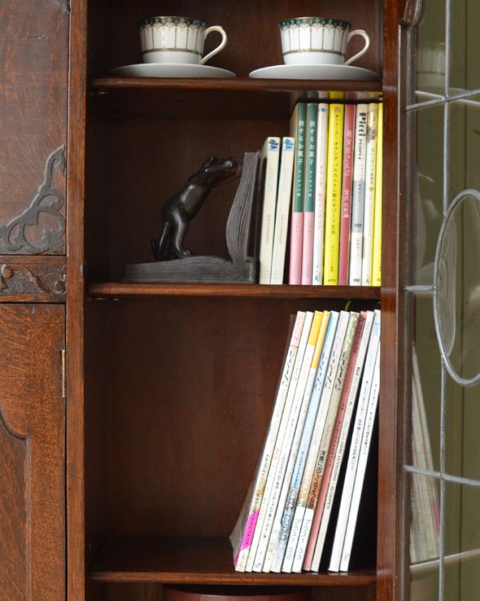 ビューロー アンティーク家具 美しいガラス扉のサイドバイサイド、イギリスのアンティーク家具。A4サイズも収納出来ちゃう優れものA4サイズの雑誌までしっかり収納出来ちゃう大きさ。(q-861-f-1)