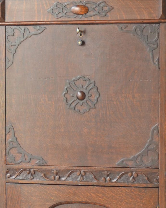 ビューロー アンティーク家具 美しいガラス扉のサイドバイサイド、イギリスのアンティーク家具。いろんな場所にこだわり彫のデザインもいろいろです。(q-861-f-1)