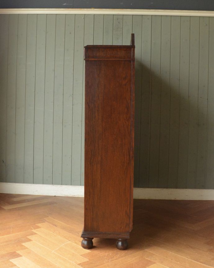 ビューロー アンティーク家具 美しいガラス扉のサイドバイサイド、イギリスのアンティーク家具。横から見るとこんな感じ。(q-861-f-1)