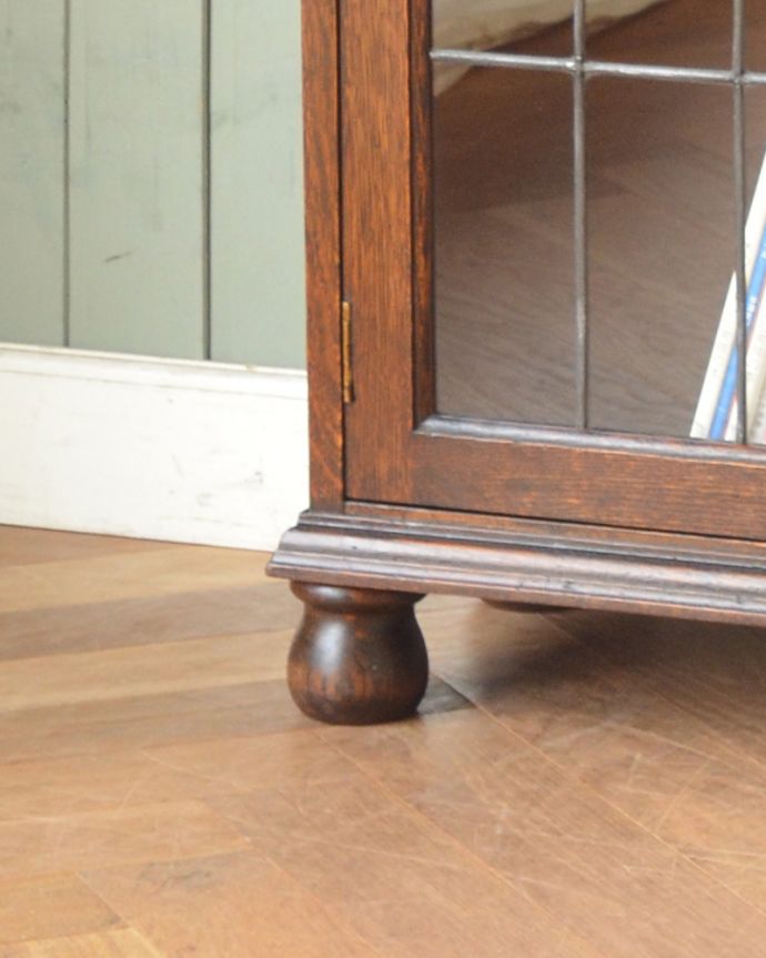 ビューロー アンティーク家具 美しいガラス扉のサイドバイサイド、イギリスのアンティーク家具。女性でも運べちゃう理由は・・・Handleのアンティークは、女性1人でも移動が出来るように、脚の裏にフェルトキーパーをお付けしています。(q-861-f-1)